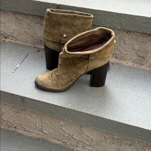 Franco Sarto Olive 3 1/2” Heels Suede Ankle Booties Excellent condition size 8.5